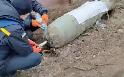 Ukrainians defuse bomb with bare hands in incredible act of bravery