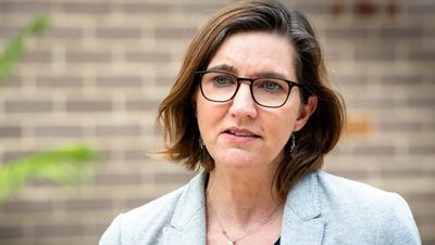 Hospitalisations fall, authorities wary of new subvariant rise