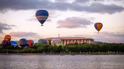 Balloon pilots take to the skies as Canberra's annual Balloon Spectacular begins