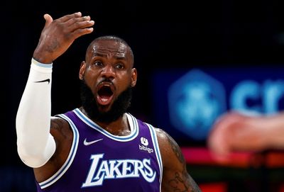 LeBron's 50 leads Lakers victory as 'Pop' sets NBA win mark