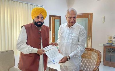 Bhagwant Mann meets Governor, stakes claim to form government