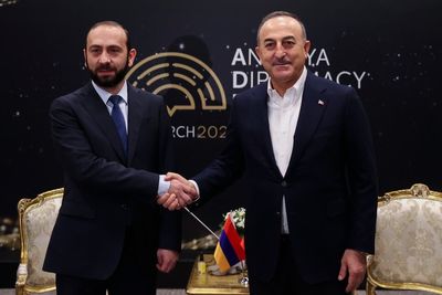 Turkey, Armenia agree to press ahead with mending fences