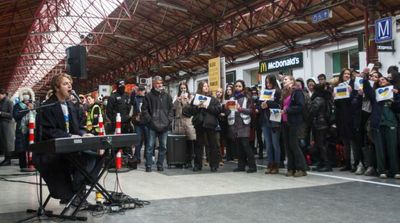 Tom Odell Sings for Ukrainian Refugees at Romanian Station
