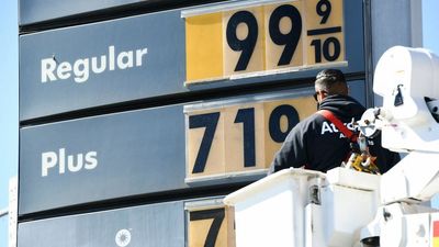 Democrats ask Americans for "sacrifice" on gas prices