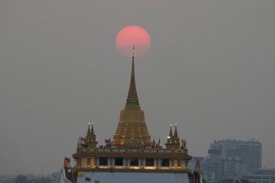 Cashless and flightless, Russian tourists stuck in Thailand