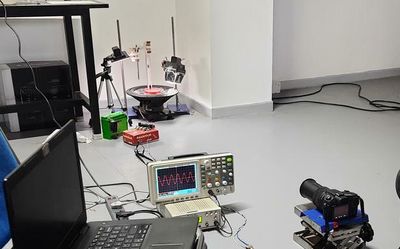 A home-made analogy that helps study solar spicules in the lab