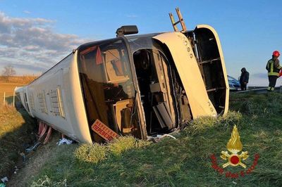 One dead and several injured after bus carrying 50 Ukrainians overturns in Italy