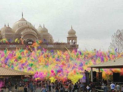 Dwarkadhish devotees mark early Holi celebrations with enthusiastic dance