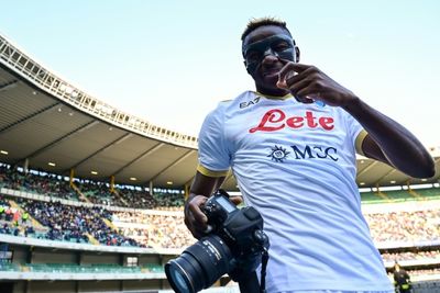 Osimhen double sinks Verona and keeps Napoli on Milan's tail
