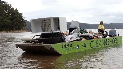 Jetties, caravans and fridges displaced by floods float down Hawkesbury River during clean-up