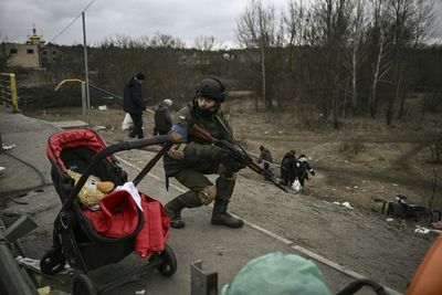 Russia and Ukraine to hold talks as troops edge closer to Kyiv