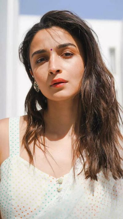 10 stunning sun-kissed pics of Alia Bhatt will brighten up your day