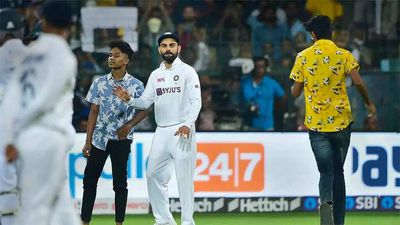 India vs Sri Lanka, 2nd Test: Four Virat Kohli fans arrested for breaching security to click selfies