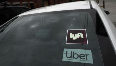 Contractor status keeps rideshare drivers’ pay below minimum wage, report says