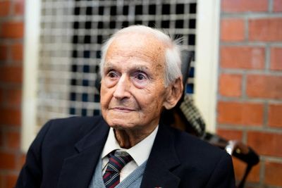 Auschwitz survivor Leon Schwarzbaum dies at 101 in Germany