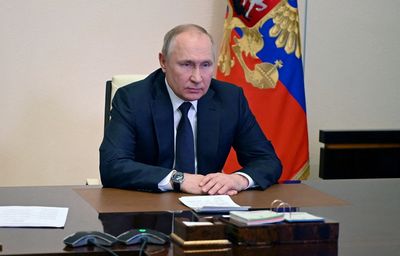 Putin signs law to allow online voting at elections across Russia
