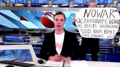 Anti-war protester in studio disrupts live Russian state TV news