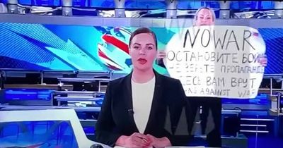 Brave woman storms onto Russian state TV with "they are lying" sign live on air