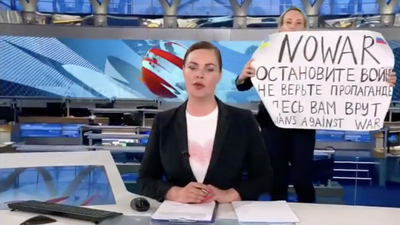 Woman crashes Russian newscast, protests Ukrainian invasion