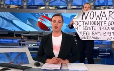 Russian broadcaster in defiant live-TV protest