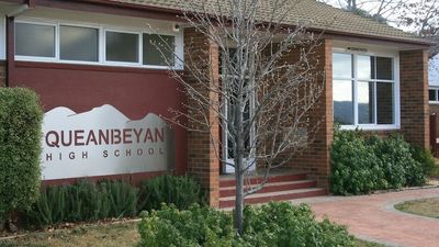 Students at Queanbeyan High School told to stay home two days per week amid NSW teacher shortage