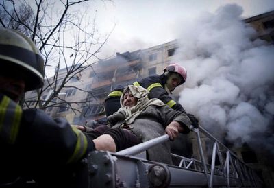 Live updates: Russian strikes hit apartment building in Kyiv