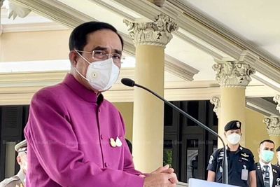 Prayut sidesteps Prawit's forecast of early House dissolution