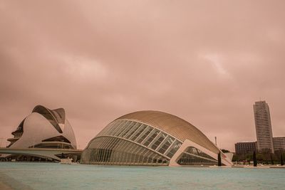 Dust from Sahara dumped on Spain, coloring sky orange