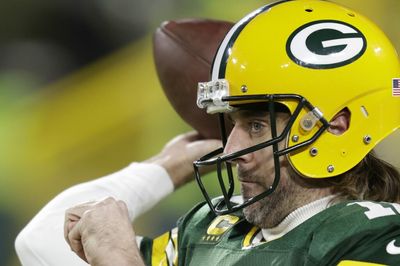 QB Aaron Rodgers officially signs new contract with Packers