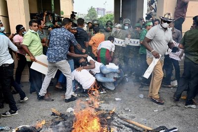 Angry crowd tries to storm Sri Lanka president's office