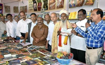 Writers’ assn. makes donation to Syed Ishaq’s library