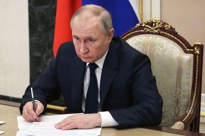 New US sanctions target more in Putin's power structure