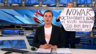 Russian TV journalist fined for on-air Ukraine war protest