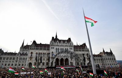 Thousands in Hungary rally to support gov’t before elections