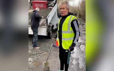 Rod Stewart performs pothole public service