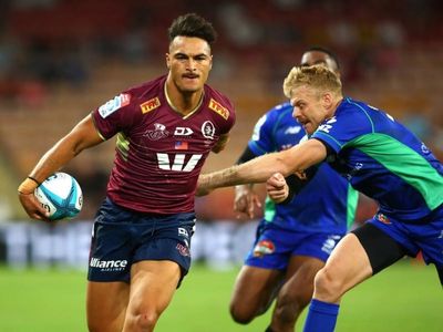 Petaia, Banks in Super fullback battle