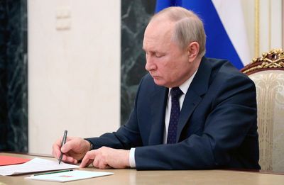 Analysis-From the Kremlin, Putin ponders war and peace