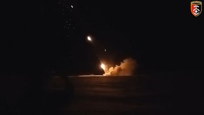 VIDEO: Ukrainian Mechanized Brigade Fires Artillery In Nighttime Operation Against Russians