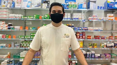 Queensland pharmacies struggle to enforce 'inconsistent' COVID-19 mask mandate amid confusion over rules
