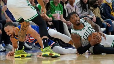 Stephen Curry Leaves Game vs. Celtics With Injured Foot After Marcus Smart Collision