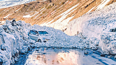 Himachal Pradesh: Avalanche hits 2 cars, close shave for 4 tourists
