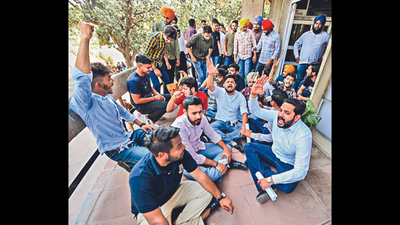 NSUI protests against Student Centre eateries selling items at higher prices