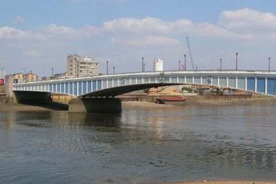 Woman, 28, killed after being struck by car on Wandsworth Bridge