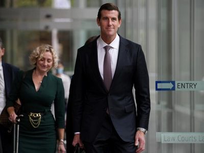 SAS soldier denies 'dumping' on war hero