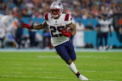 Raiders new RB Brandon Bolden honored grandpa by wearing his number, following his footsteps