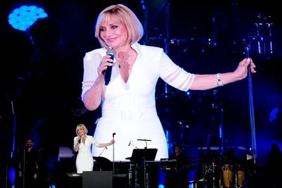 Iranian pop star Googoosh wows Dubai despite Tehran's outcry