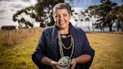 Indigenous Tasmanians sign deal to run commercial abalone fishery