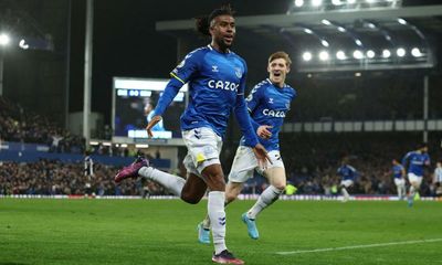 Ten-man Everton stun Newcastle with Alex Iwobi’s last-gasp winner