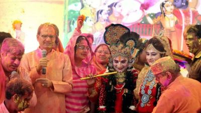 Madhya Pradesh soaks in colours of Holi as 3rd Covid-19 wave ebbs
