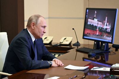 Putin discusses Ukraine with Russian security council